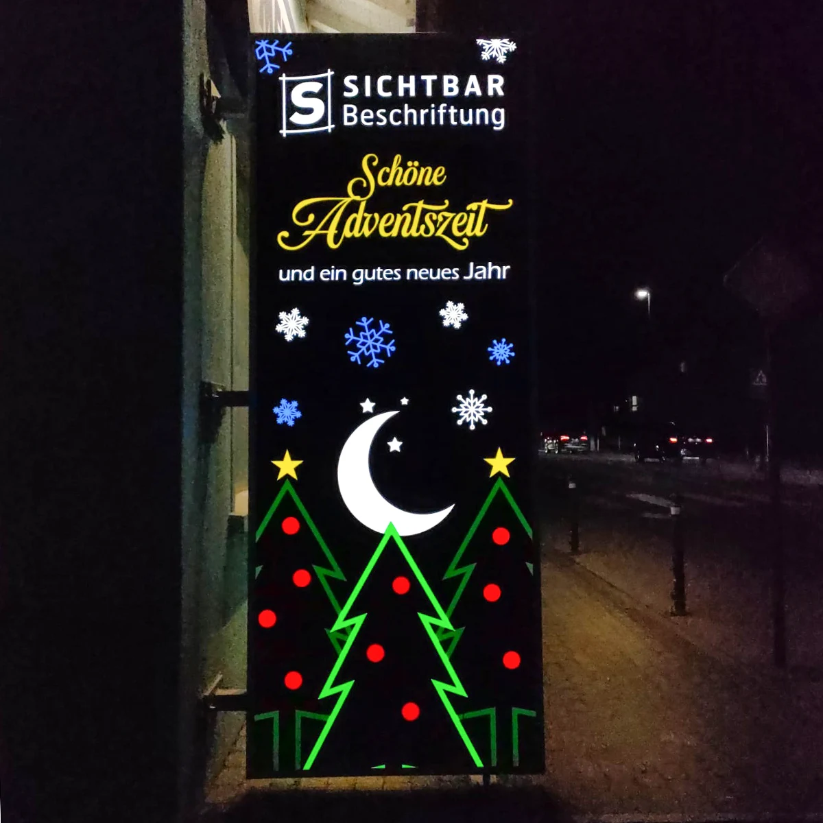 Stele beleuchtet Weihnachtsmotiv Sichtbar Beschriftung Belp