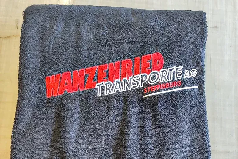 Badetuch bestickt Wanzenried Transporte AG